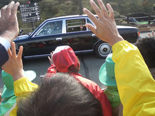 �`�@�ɂ��₩�ɂ����U����c���q�a���ƁA�ׂ��ꂻ���ɂȂ�Ȃ�������U��ʐ^���B�鎄�@ �`